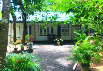 drongo place has Balcony rooms