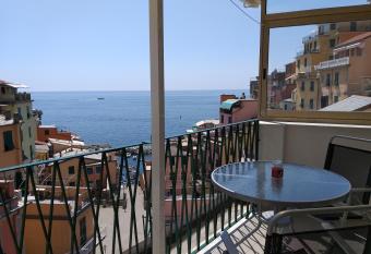 Aa Cias  a duu Pint  u allows 18 year olds to book a room