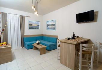 Kosmos A.G.K Studios-Apts has Balcony rooms