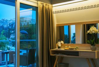 Hotel Thissio has rooms with a private hot tub