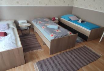 Orsi Apartman / vendegh  z allows 18 year olds to book a room