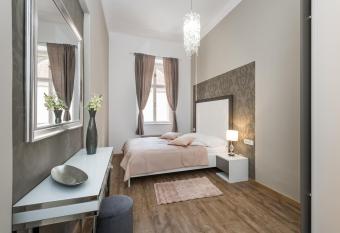 Royal DeLuxe Apartment has Balcony rooms