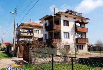 Elida Guest House has Balcony rooms