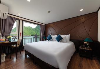 Santa Maria Cruise Halong has rooms with a private hot tub
