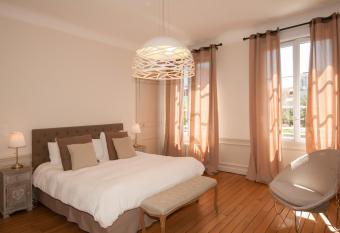 La Demeure des Sacres - Cath  drale has Balcony rooms