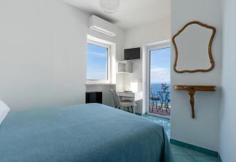 Albergo La Prora has Balcony rooms