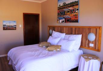 Flintstones Guest House Cape Town has rooms with a private hot tub