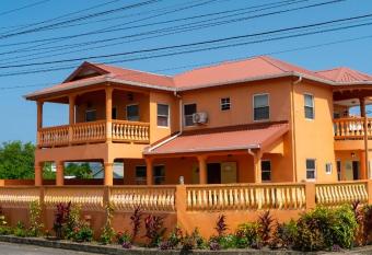 SAHARA INN has rooms with a private hot tub