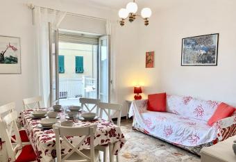 Casa Vacanza! A 50m dal mare! has Balcony rooms