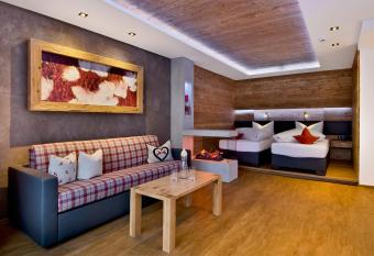 PETE - Alpine Boutique Hotel has Balcony rooms