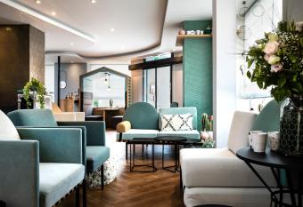 H  tel Eiffel Saint Charles allows 18 year olds to book a room