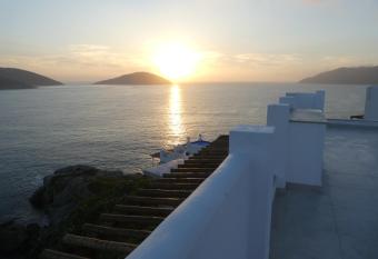 Casa Arraial do Cabo allows 18 year olds to book a room