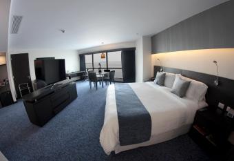 Wyndham Guayaquil, Puerto Santa Ana allows 18 year olds to book a room