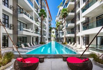 PALMYRAH SURIN, MODERN 1BR with Terrace, 150 meters to Surin Beach has Balcony rooms
