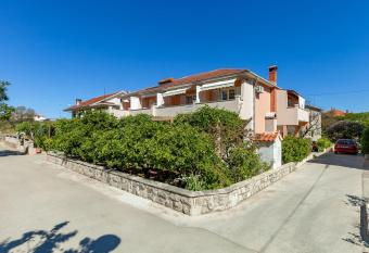 Apartments and Rooms Dobrila has Balcony rooms