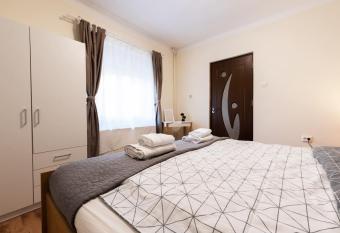 Cozy, quiet & family friendly in Arad has Balcony rooms