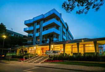 Hotel President has Balcony rooms