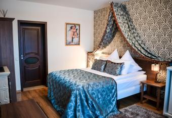 Radailiu Dvaras - Dinosaur Park has rooms with a private hot tub