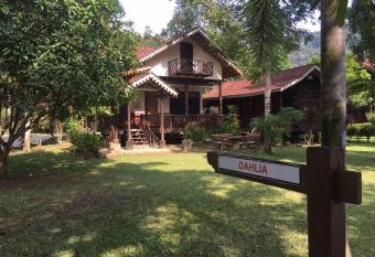 Rustic Chalet - Dahlia n Mawar at Sedim Vista has Balcony rooms