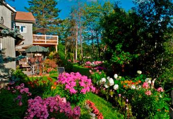 G  te au Pied du Courant de Gilbert Desjardins has Balcony rooms