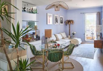 Maison Panth  re - Luxury Harbour Residence allows 18 year olds to book a room