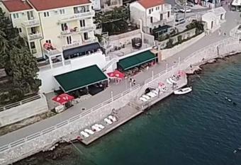 Apartmani Le  eni   M has Balcony rooms