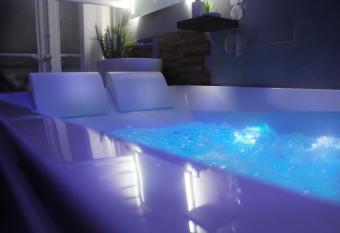 Wonderlove cocon (coeur de ville, cath  drale) has Balcony rooms