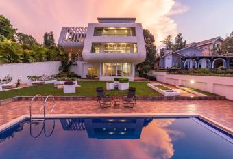 StayVista at Aurus Grande - 5BHK - luxurious Villa with a pool and snooker table allows 18 year olds to book a room