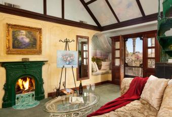 Victorian Mansion Bed and Breakfast Inn has rooms with a private hot tub