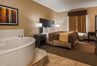 Best Western Teal Lake Inn has rooms with a private hot tub