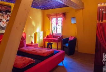HOTEL ALTES THEATER Heilbronn allows 18 year olds to book a room