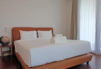 Phi Phi Mountain Beach Resort SHA Certified has rooms with a private hot tub