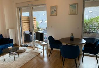 APPARTEMENT CENTRE VILLE AVEC TERRASSE ET PARKING SECURISE has Balcony rooms