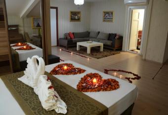 Gumus Palace Hotel has rooms with a private hot tub