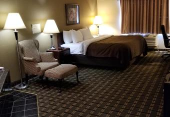 Fairbridge Inn & Suites Batavia-Darien Amusement Park has rooms with a private hot tub