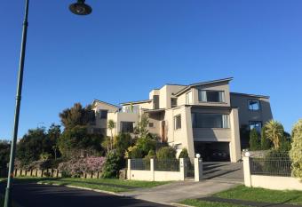 Sailboat Seascape Holiday House has Balcony rooms