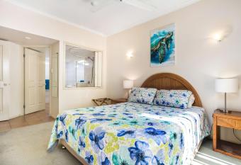 A Taste of the Tropics has rooms with a private hot tub