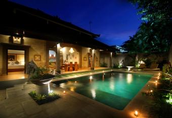 Sudha Villa Bali B has rooms with a private hot tub