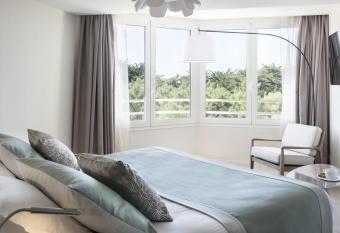 H  tel Valdys Thalasso & Spa - les Pins has rooms with a private hot tub