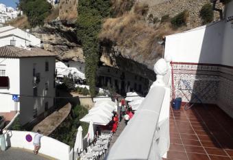 CUEVASOL Setenil has rooms with a private hot tub