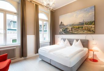 Hotel Columbia allows 18 year olds to book a room