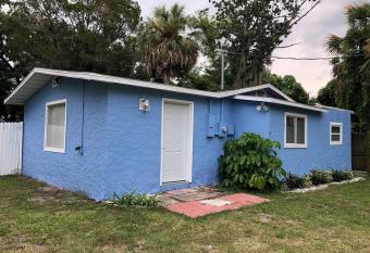 The Little Blue House - Pet Friendly! Fenced Backyard with Tiki Bar & Fire Pit allows 18 year olds to book a room