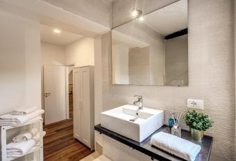 YH Jacuzzi Loft has rooms with a private hot tub