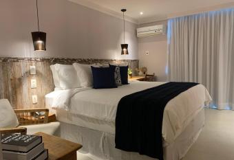 Hotel Pousada Experience Jo  o Fernandes has rooms with a private hot tub