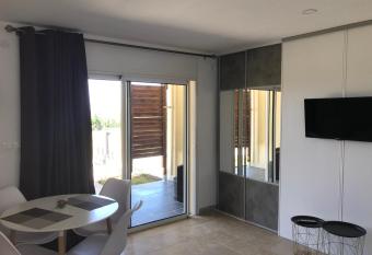 Les chalets du domaine de NAYJEE allows 18 year olds to book a room