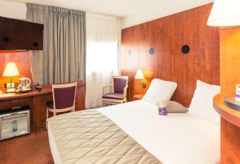 Mercure B  ziers allows 18 year olds to book a room