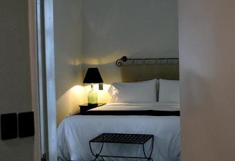 Casa de Los Olivos has rooms with a private hot tub