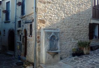 La maison de Martine has Balcony rooms