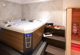 Bona Jacuzzi Club has rooms with a private hot tub