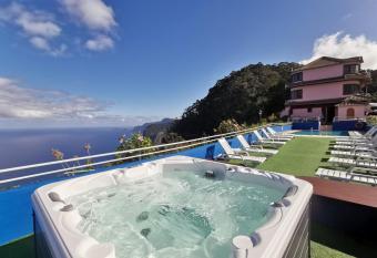 Santana in Nature Bed & Breakfast allows 18 year olds to book a room